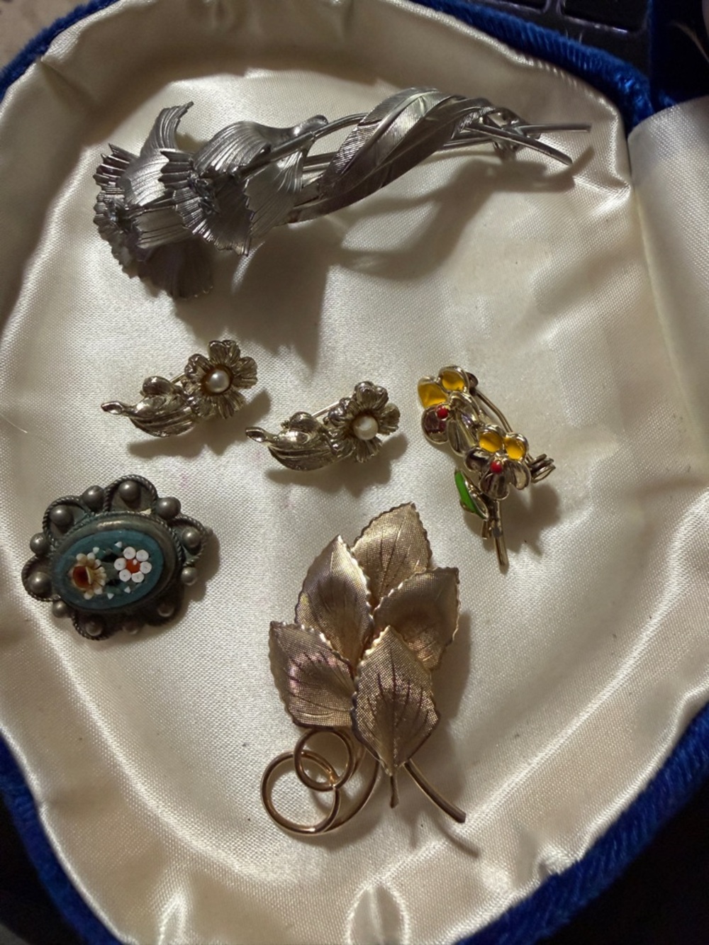 Vintage 6 piece lot of flower and leaf brooches 1 marked